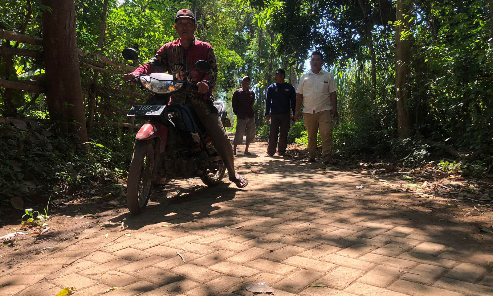NYAMAN: Perangkat Desa Tunggak Cerme di lokasi pavingisasi jalan di Dusun Krajan, Desa Tunggak Cerme, Kecamatan Wonomerto.
