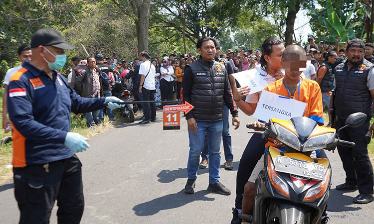 SADIS: Didik pelaku pembunuhan Dwi Nurtikki Damayanti saat melaksanakan rekonstruksi di ruas jalan Alas Malang, Desa Tarokan, Kecamatan Banyuanyar.