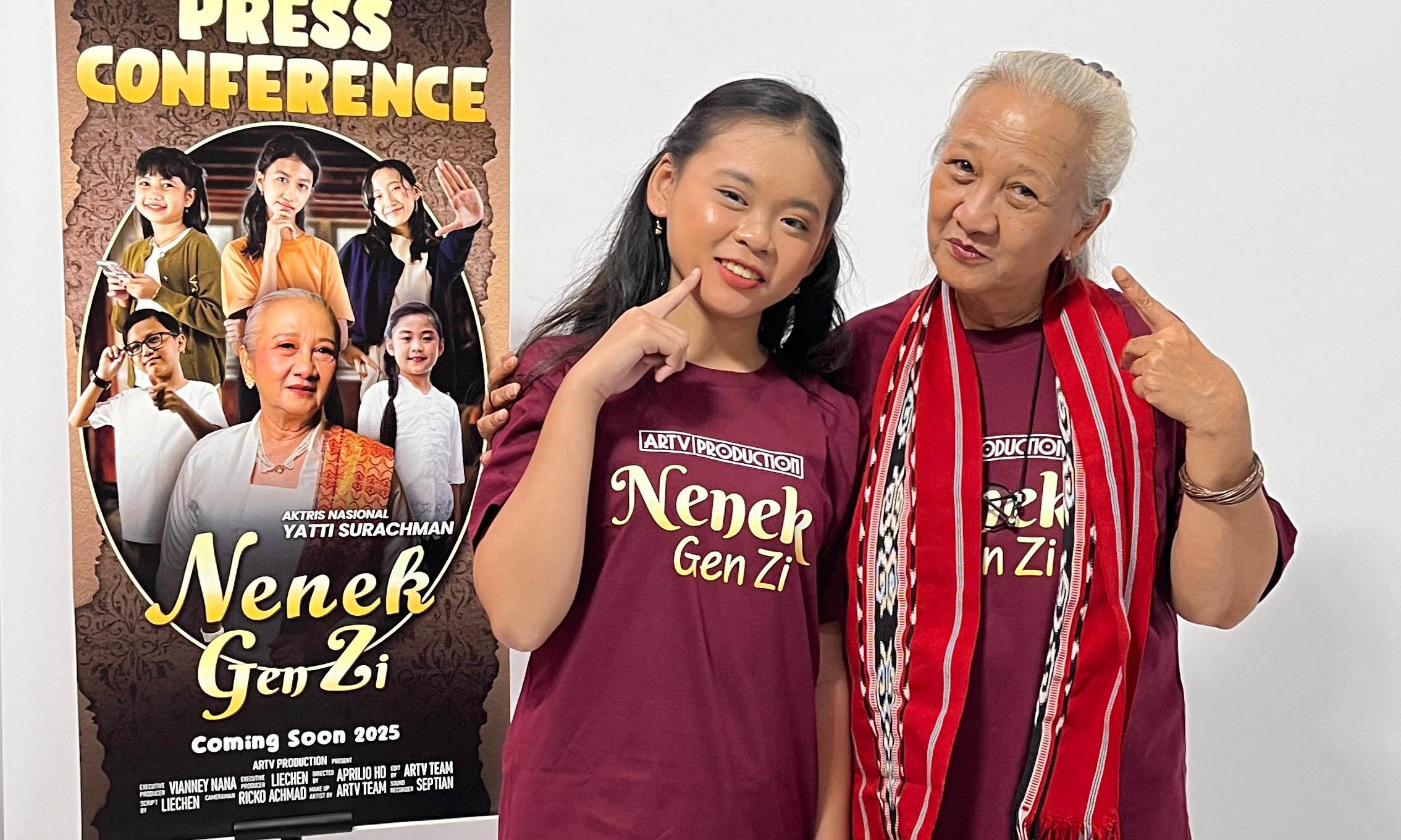 AKTING: Candida Ardelle (kiri) dan Vanessa Callie bersama Yati Surachman. Keduanya beradu akting dalam film Nenek Gen Zi.