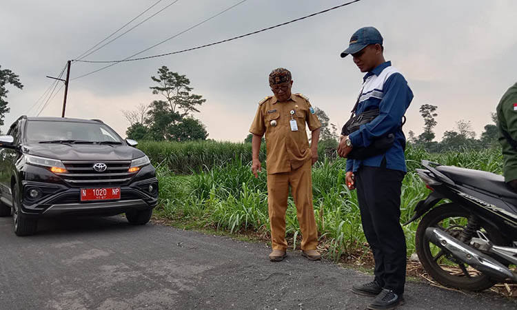 MENINJAU: Camat Leces, Permana HJ (pakai seragam) dan tim monev Kecamatan Leces saat sedang meninjau pembangunan aspal yang sudah rampung dikerjakan.