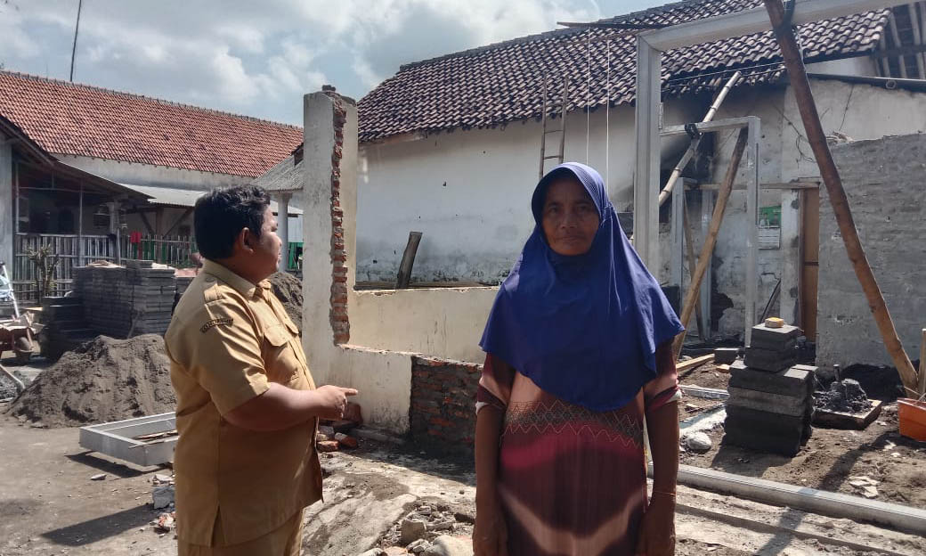 LAYAK HUNI: Perangkat Desa Sepuh Gembol, Mulyadi dan Yam, 60, pemilik rumah saat sedang melihat progres perbaikan RTLH yang masih berlangsung.