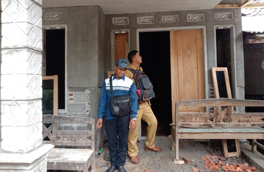 RTLH: Tim Monev Kecamatan Leces meninjau proses pembangunan rumah milik Esa, warga Dusun Degedeg RT 11/RW 3