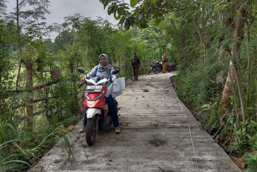 NYAMAN: Tim Monev Kecamatan Leces meninjau pembangunan jalan rabat beton yang di Dusun Degedeg. Kini pembangunannya sudah rampung dan nyaman dilewati
