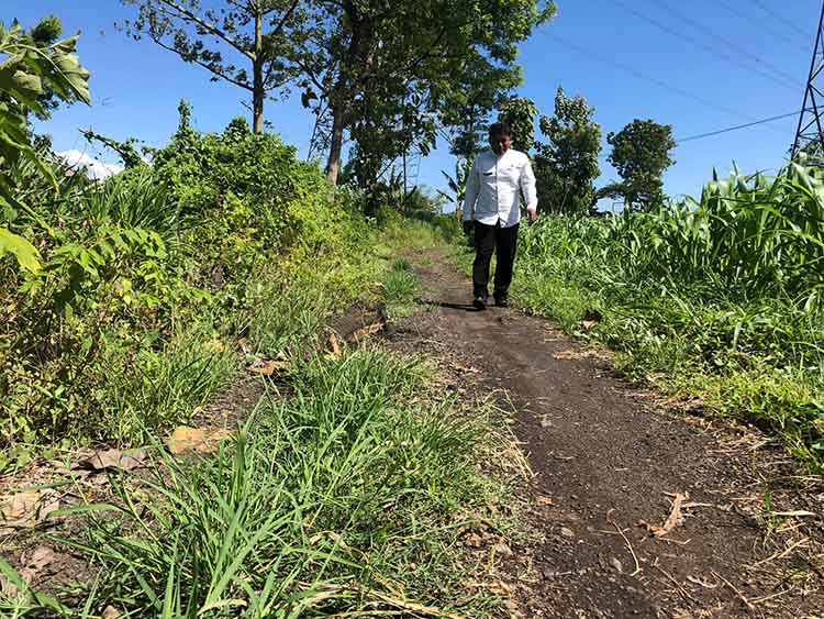 JALAN BARU: Kepala Dusun Pelan Kerep, Desa Sumberkare Mochamad Abdullah melintas di jalan baru menuju persawahan di Dusun Gedangan, Desa Sumberkare.