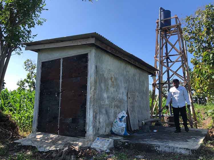 PENGAIRAN: Kepala Dusun Pelan Kerep, Desa Sumberkare Mochamad Abdullah di lokasi pompa sibel di Dusun Pelan Kerep, Desa Sumberkare.