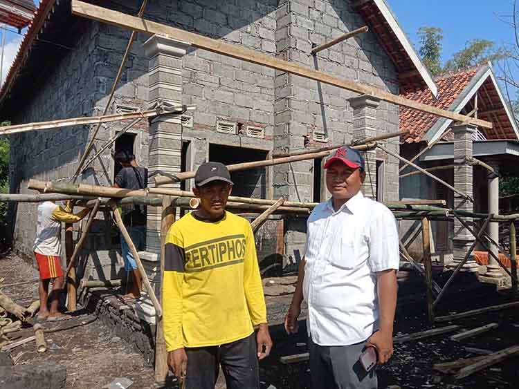 LAYAK: Bendahara Desa Patalan Muhammad Saru (kanan) meninjau pembangunan rumah milik Haryadi. Rumahnya dibangun pemerintah desa melalui Program RTLH.