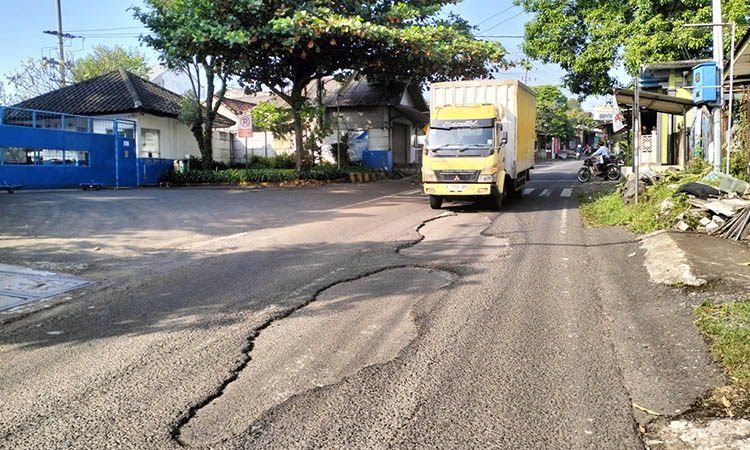 MEMBAHAYAKAN: Kondisi jalan Jetak-Dayurejo di Bulukandang, Kecamatan Prigen yang rusak. Hal itu membahayakan pengguna jalan. Khususnya, roda dua.