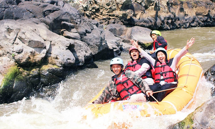 MENARIK: Sejumlah wisatawan menikmati rafting di Desa Kertosari, Kecamatan Purwosari. Desa setempat, termasuk desa wisata di Kabupaten Pasuruan.