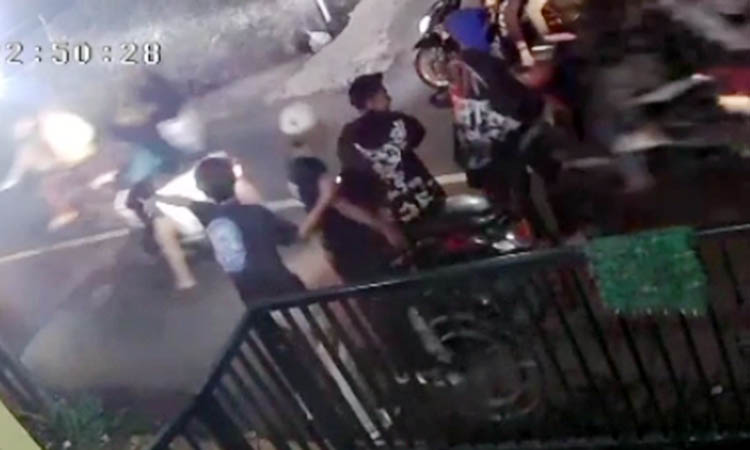 TEREKAM: Aksi gerombolan pemuda yang diduga geng motor saat melancarkan aksi.