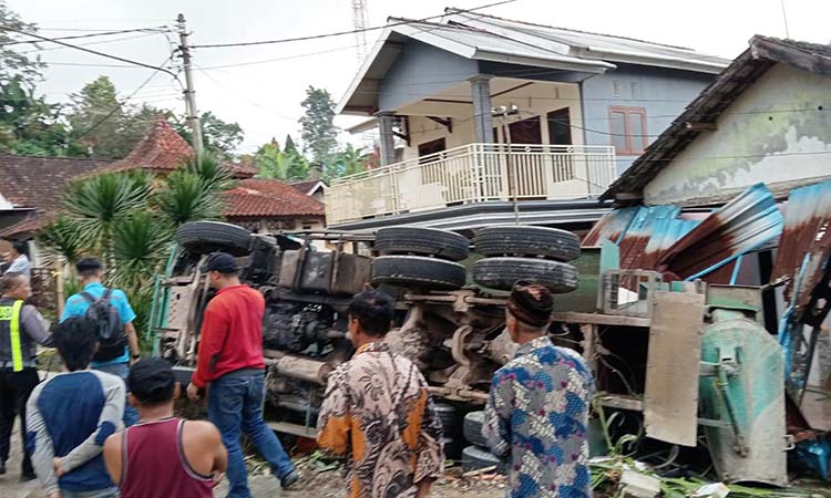 Kondisi truk molen yang terguling di Prigen, Kabupaten Pasuruan.