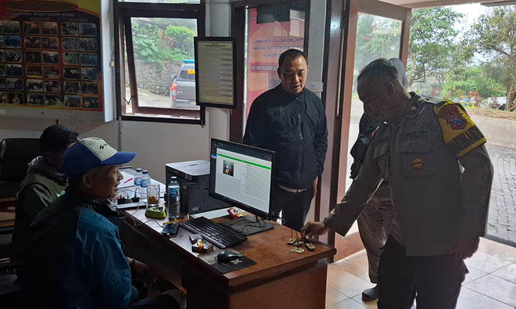 SINERGI: Petugas BB TNBTS besama anggota Polsek Sukapura berkoordinasi terkait temuan ranjau di kawasan parkir jeep Lembah Watangan, Wisata Gunung Bromo, Senin (9/6)