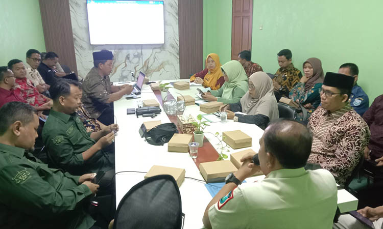 TAHAP AWAL: Satgas melakukan pembahasan menyiapkan formasi dan strategi pemberantasan miras.
