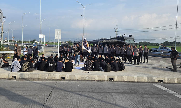 WUJUD PROTES: Puluhan mahasiswa saat beraksi di jalur gerbang tol Probolinggo Banyuwangi, Kamis (12/6).