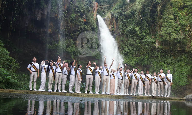 WISATA: Sepuluh pasang Duta wisata berfoto bersama di objek wisata Air Terjun Jaran Goyang, Desa Guyangan, Kecamatan Krucil