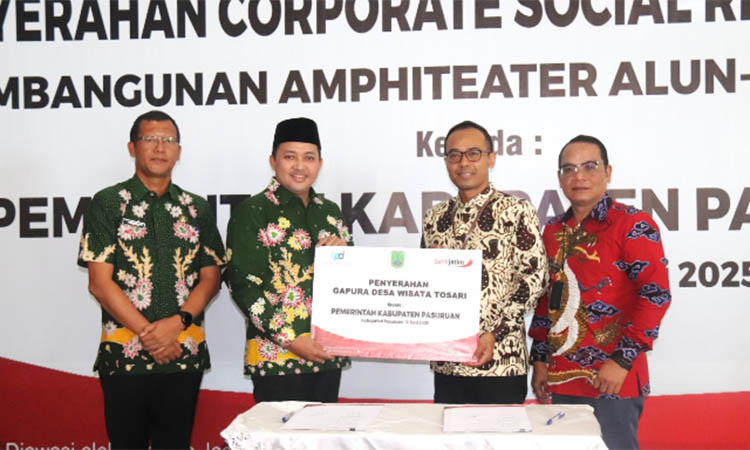 Penyerahan secara simbolis Gapura Desa Wisata Tosari dari Pjs AVP Komunikasi Korporat Bank Jatim Mi&rsquo;roj Subhanto kepada Bupati Pasuruan H.M. Rusdi Sutejo.