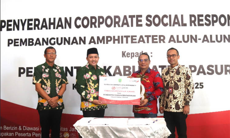 Penyerahan secara simbolis Pembangunan Amphiteater Alun-Alun Bangil dari Pemimpin Bank Jatim Cabang Pasuruan Murjoko Teguh Hariyanto kepada Bupati Pasuruan H.M. Rusdi Sutejo.