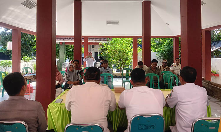 SOSIALISASI: Pemberian sosialisasi oleh Satpol PP kepada para PKL yang beroperasi di wilayah Pelabuhan Pasuruan. Mereka akan ditertibkan jika kedapatan melanggar.