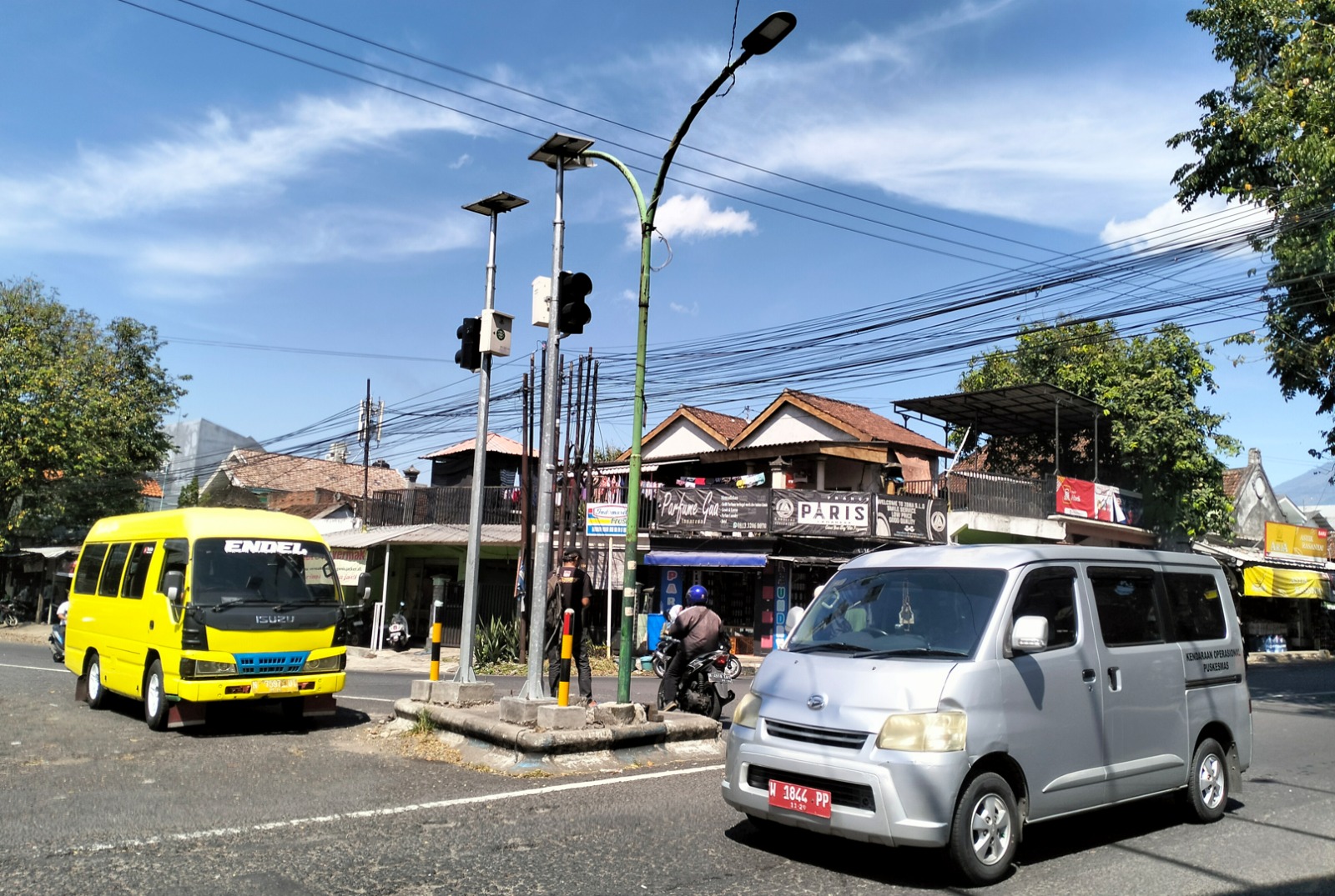 PADAM: Keberadaan warning lamp di simpang empat Kasri yang hanya tampak seperti pajangan. Lantaran tak berfugsi sebagaimana mestinya.