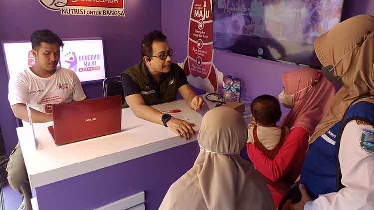 SPESIALIS: Dokter Spesialis Anak Muhammad Reza memberikan edukasi kepada orang tua balita yang terindikasi bermasalah dengan pertumbuhannya.