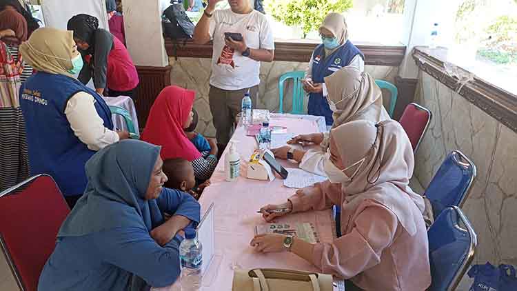 UMUM: Dokter umum memberikan layanan konsultasi dan validasi lanjutan kepada orang tua balita.