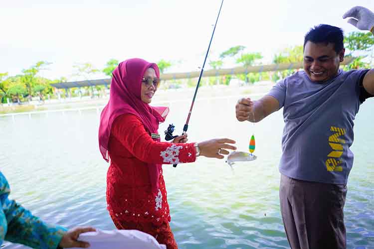 MANCING : Tak mau ketinggalan, Wakil Wali Kota Hj. Ina Dwi Lestari ikut unjuk kebolehan memancing bandeng bersama peserta Lomba Mancing Bandeng beberapa waktu lalu. Berbagai lomba yang digelar pemkot