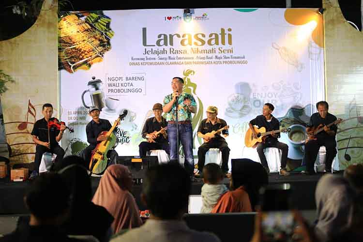 LARASATI : Dalam gelaran Larasati, Wali Kota dr. Aminuddin tak segan menghibur masyarakat dengan  membawakan lagu keroncong. Bukan saja mampu menghidupkan berbagai jenis musik seni, destinasi ini juga
