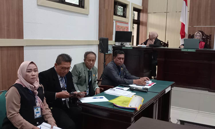SIDANG: Kegiatan sidang di PN Bangil dengan agenda mediasi antara warga Curahdukuh, Kecamatan Kraton dengan PT PIER gagal.