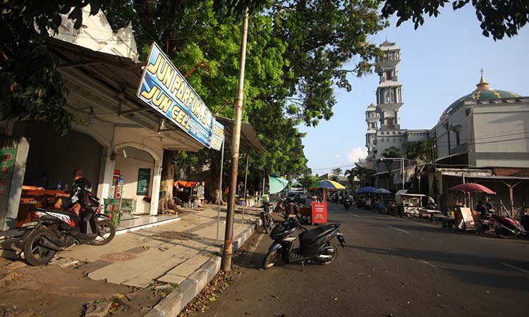 BAKAL DIBONGKAR: Lima kios di depan masjid Agung Raudlatul Jannah, Kota Probolinggo yang bakal dibongkar. (Zainal Arifin/ Radar Bromo)