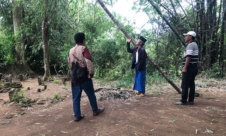 KERAMAT: Perangkat Desa Besuk, di lokasi makam Bujuk Presi atau Kresi yang berada di Dusun Nangka, Desa Besuk, Kecamatan Bantaran, Kabupaten Probolinggo, Jumat (13/6).
