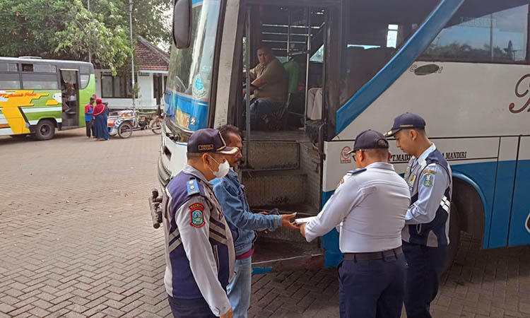PERIKSA: Petugas gabungan saat melakukan pemeriksaan terhadap kendaraan angkutan barang di Terminal Untung Suropati Kota Pasuruan.