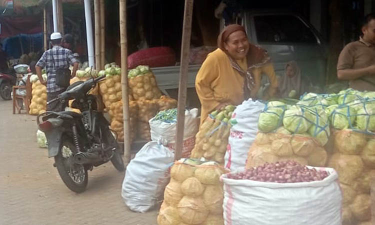 TUAI KELUHAN: Aktivitas pedagang sayur di Pasar Gempol. Pengenaan tarikan harian yang diberlakukan di pasar setempat senilai Rp 15 ribu, tuai keluhan dari pedagang.