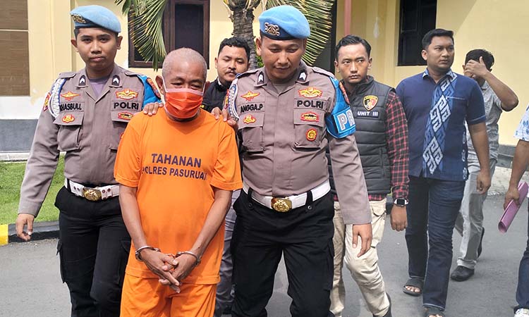Kades Ambal-ambil Kejayan Saiful Anwar saat dikeler petugas. (Rizal Syatori/ Radar Bromo)