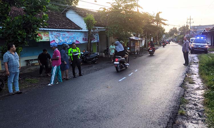 Petugas Satlantas Polres Probolinggo melakukan olah TKP kecelakaan yang memakan korban di jalan Desa Pendil, Kecamatan Banyuanyar.