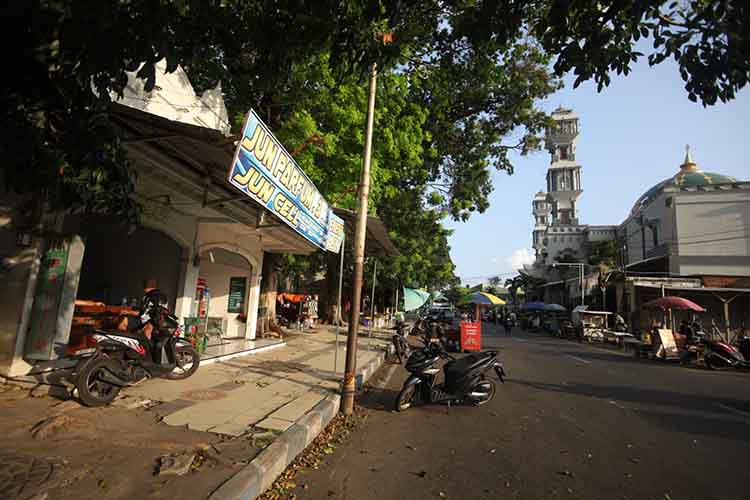 BAKAL DIRELOKASI: Warga berada di depan toko para Pedagang Oleh-Oleh Haji/Umrah depan Masjid Agung Raudlatul Jannah Kota Probolinggo.