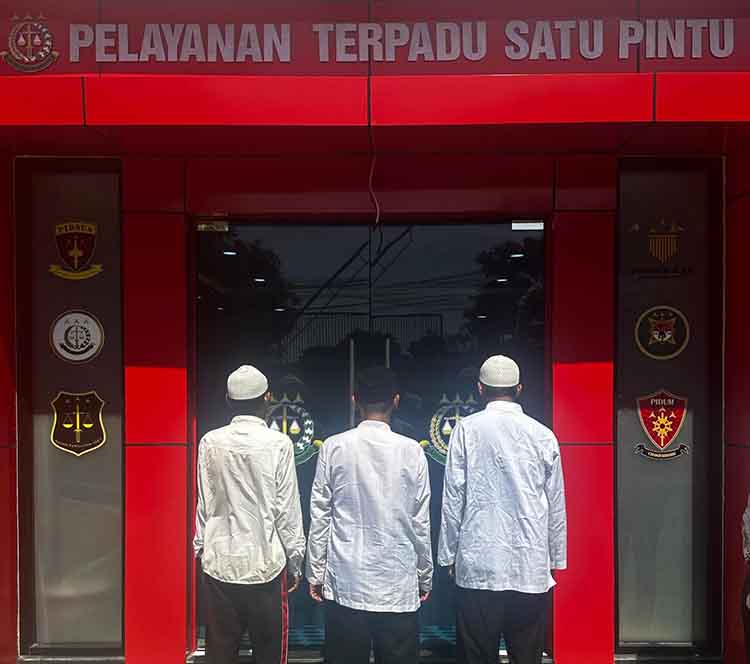 DITAHAN: Tiga tersangka kasus premanisme telah diserahkan ke Kejari Kabupaten Pasuruan.