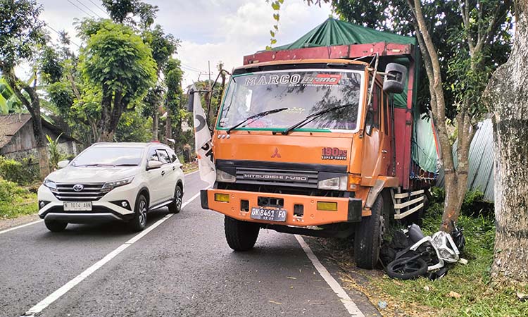 SALAH JALAN: Kondisi truk tronton usai jalan mundur dan menabrak 2 motor di Prigen, Kabupaten Pasuruan. (Rizal Syatori/ Radar Bromo)