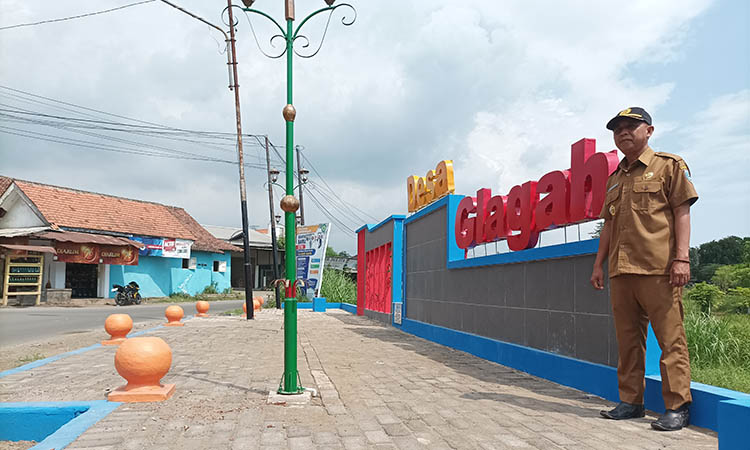 RAMPUNG: Kepala Desa Glagah, Abdur Rahman saat berada di lokasi ikon desa yang telah dibangun.&nbsp;
