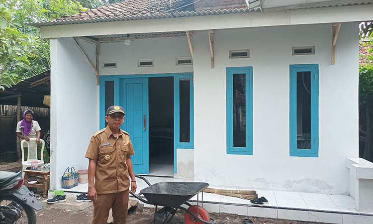 LEBIH LAYAK: Kepala Desa Glagah, Abdur Rahman saat melihat rumah warga yang rampung dibenahi sehingga menjadi layak dihuni.