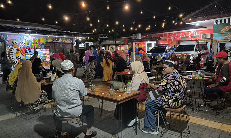 MENIKMATI SISA HIDUP: Suasana halaman kantor Dinas Sosial yang disulap menjadi tempat karaoke bagi lansia.