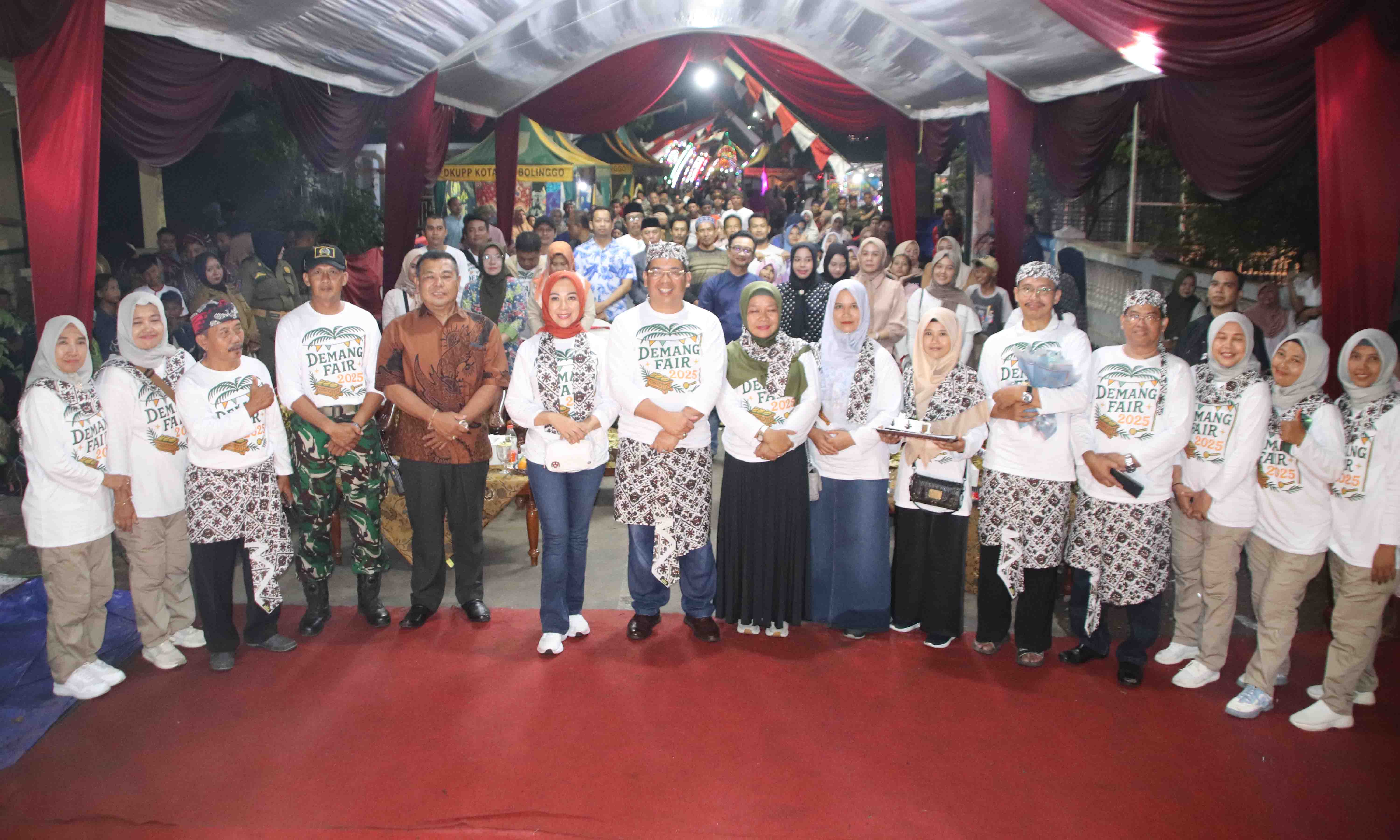 FOTO BERSAMA : Wali Kota dr. Aminuddin, Wakil Wali Kota Hj. Ina Dwi Lestari, dan Ketua TP PKK dr. Evariani bersama seluruh undangan lainnya foto bersama usai seremonial Demang Fair 2025.