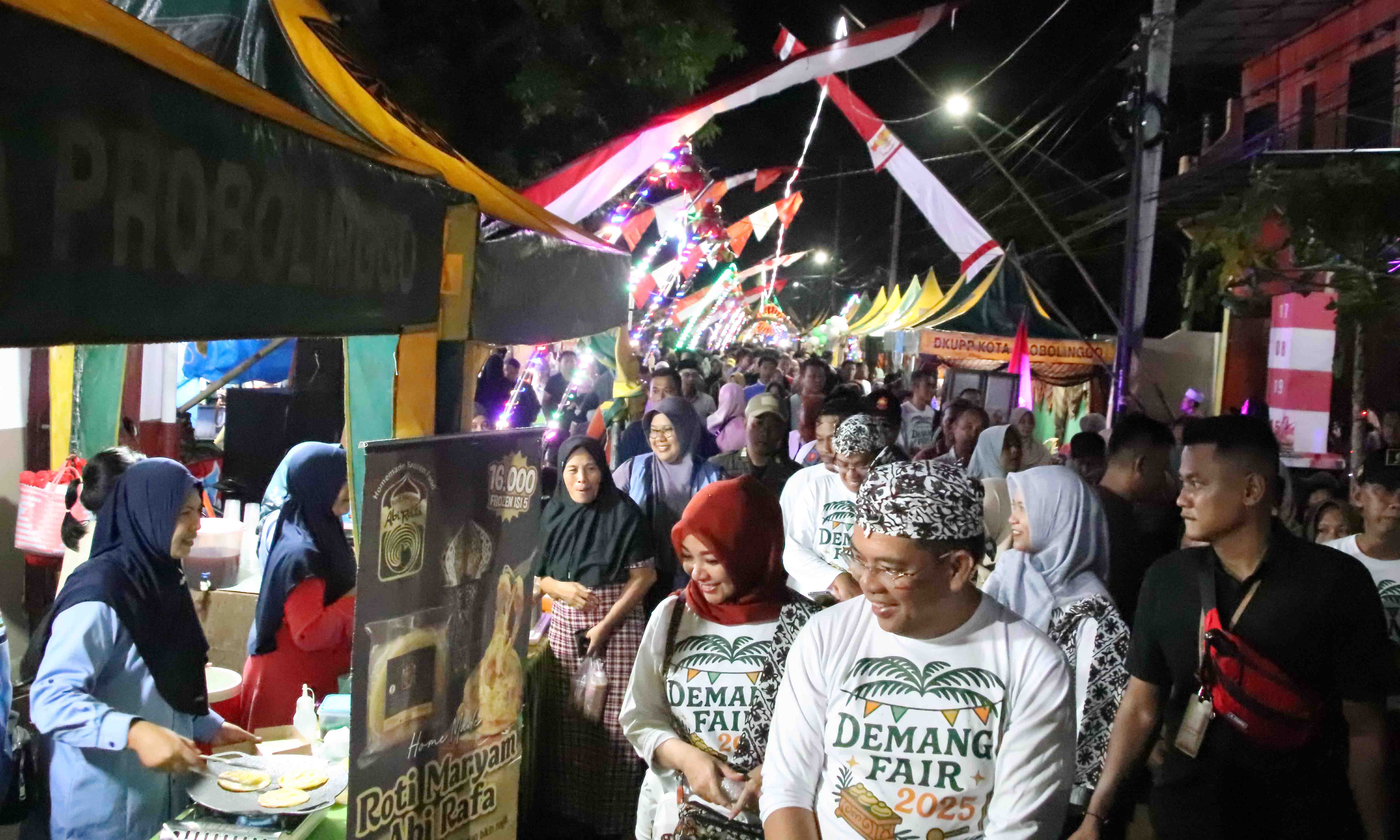 ANTUSIAS : Suasana Jalan Bengawan Solo saat Demang Fair 2025 berlangsung, dipenuhi antusiasme masyarakat.