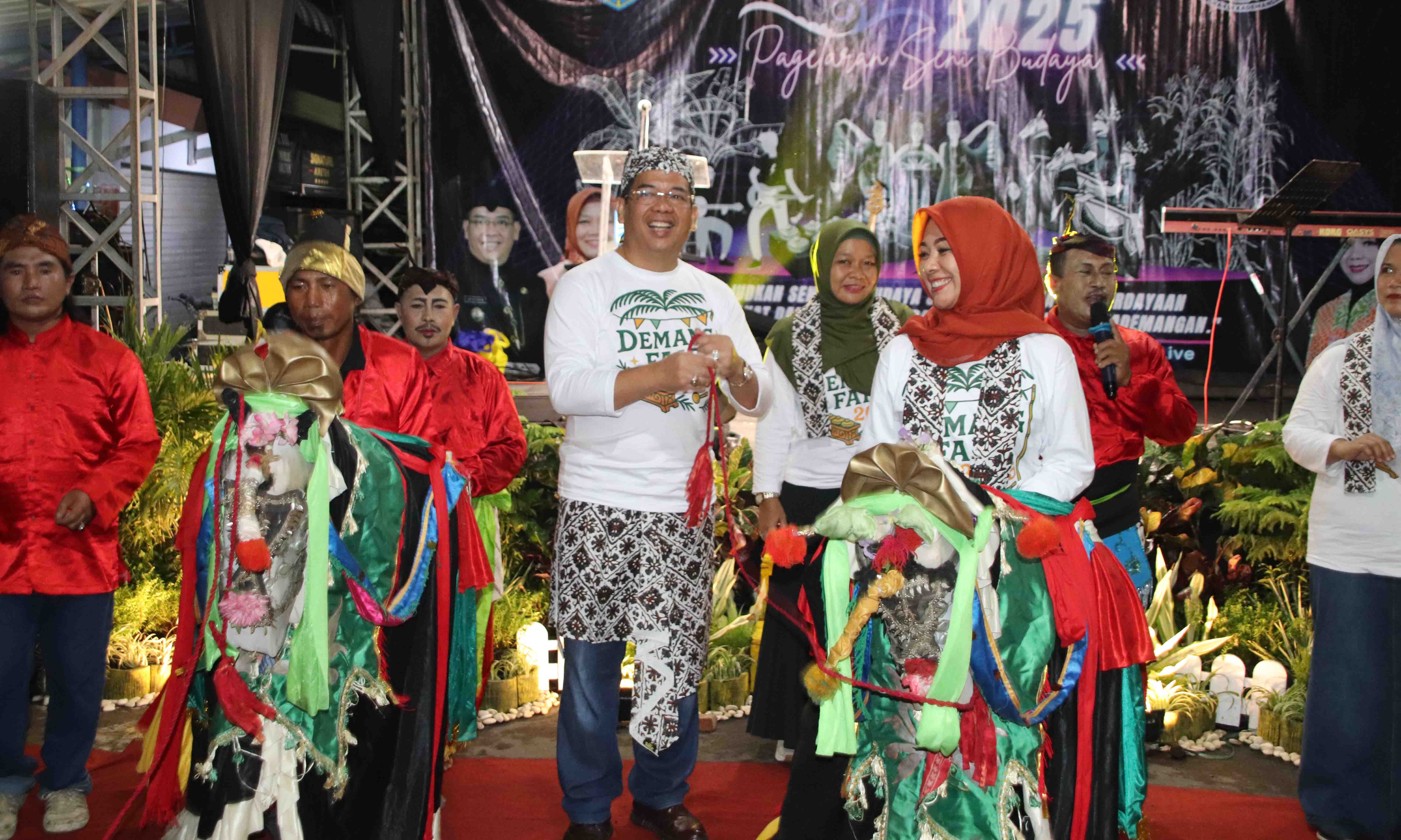JARAN BODAG: Saat tari Jaran Bodhag ditampilkan, Wali Kota dr. Aminuddin dan Ketua TP PKK Kota dr. Evariani tak segan turut menghibur masyarakat dengan bergabung bersama penari