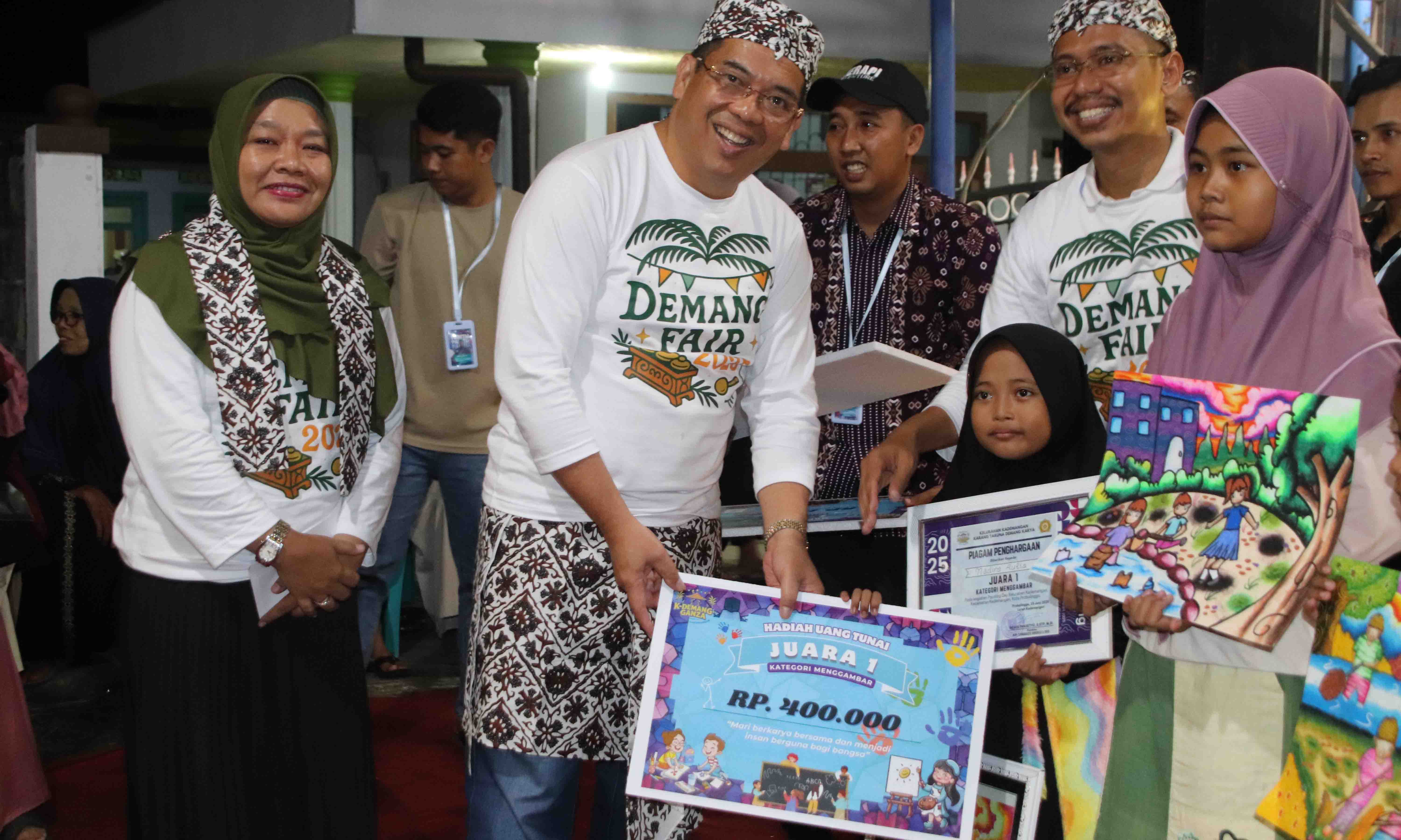 MELUKIS DAN MENGGAMBAR : Wali Kota Probolinggo dr. Aminuddin didampingi Wakil Wali Kota Hj. Ina Dwi Lestari menyerahkan hadiah kepada pemenang Lomba Menggambar dan Melukis tingkat SD/MI