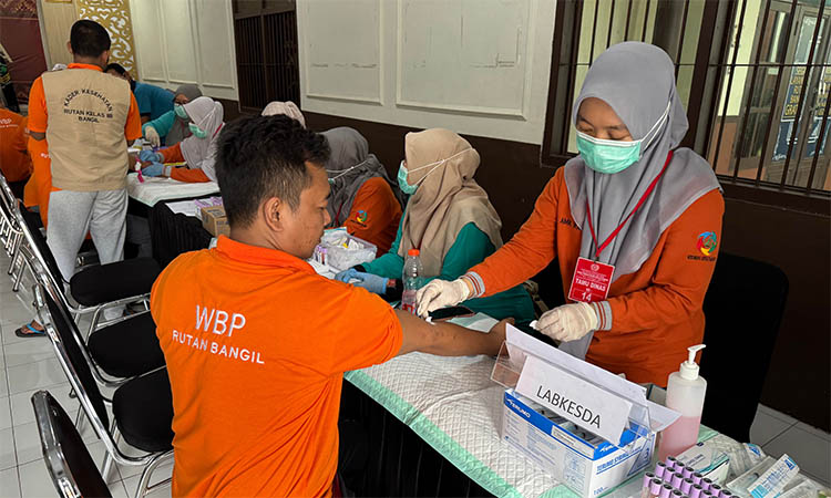 PERIKSA: Sejumlah tenaga medis saat melakukan skrining WBP Rutan Bangil. Langkah ini dilakukan, untuk mengecek kondisi kesehatan warga binaan.