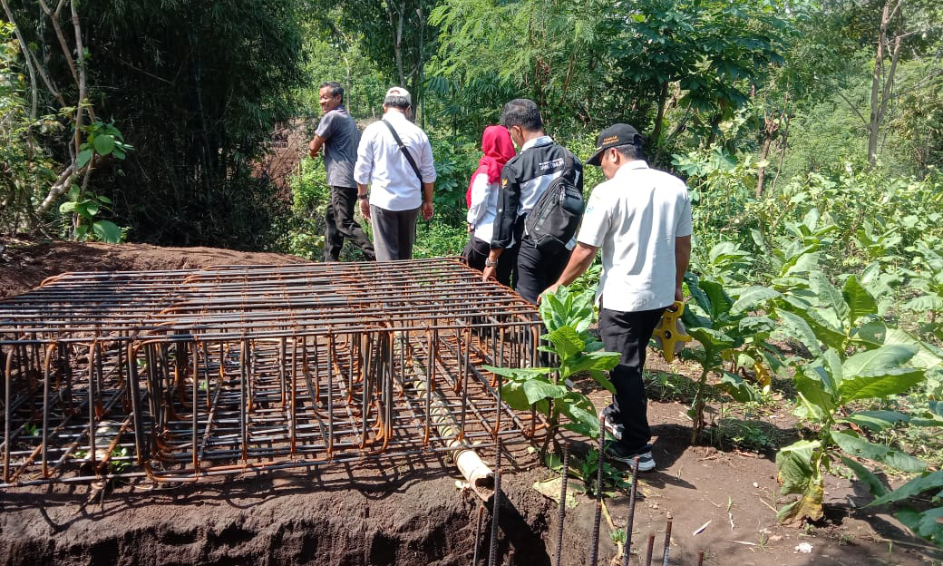 PROGRES: Perangkat dan pendamping Desa Tigasan Wetan meninjau proses pembangunan jembatan gantung penghubung Dusun Curahwatu dan Dusun Pasar Arah.