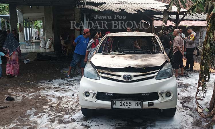 HANGUS: Kondisi mobil Avanza milik Khoiri yang hangus terbakar. (Agus Faiz Musleh/ Radar Bromo)