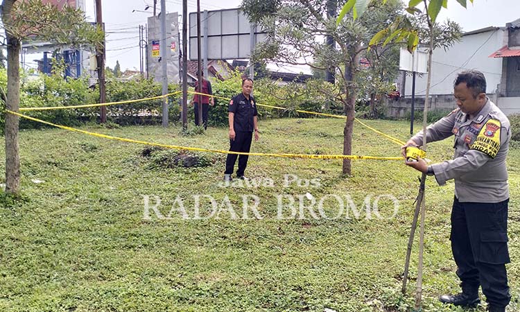 OLAH TKP: Petugas melakukan olah TKP tempat korban anak punk ditemukan tewas. (Rizal Syatori/ Radar Bromo)
