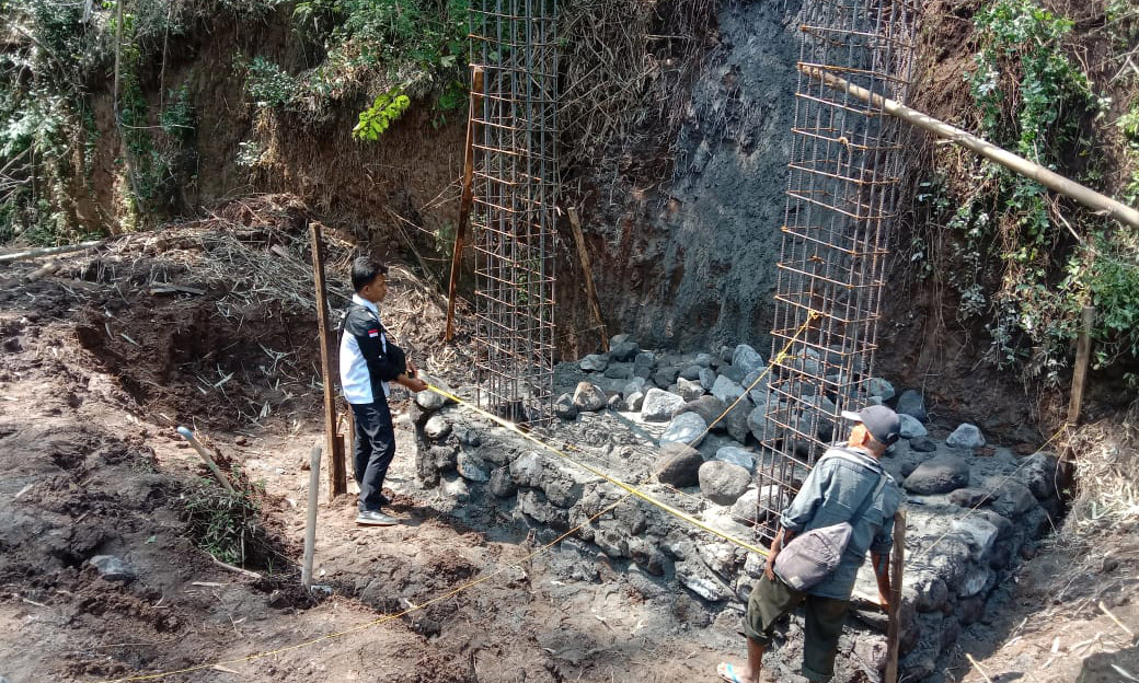 PEMBANGUNAN: Tim Monev Kecamatan Leces meninjau proses pembangunan jembatan penghubung Dusun Gonggo dan Dusun Pasar Arah.