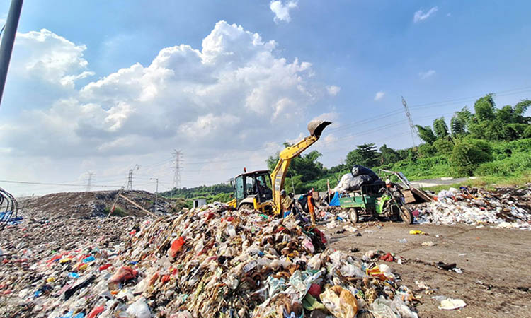 MENUMPUK: Tumpukan sampah di TPA Wonokerto, Kecamatan Sukorejo. Sampah-sampah tersebut, memberi andil dalam pendapatan daerah, melalui retribusi pengangkutan sampah.