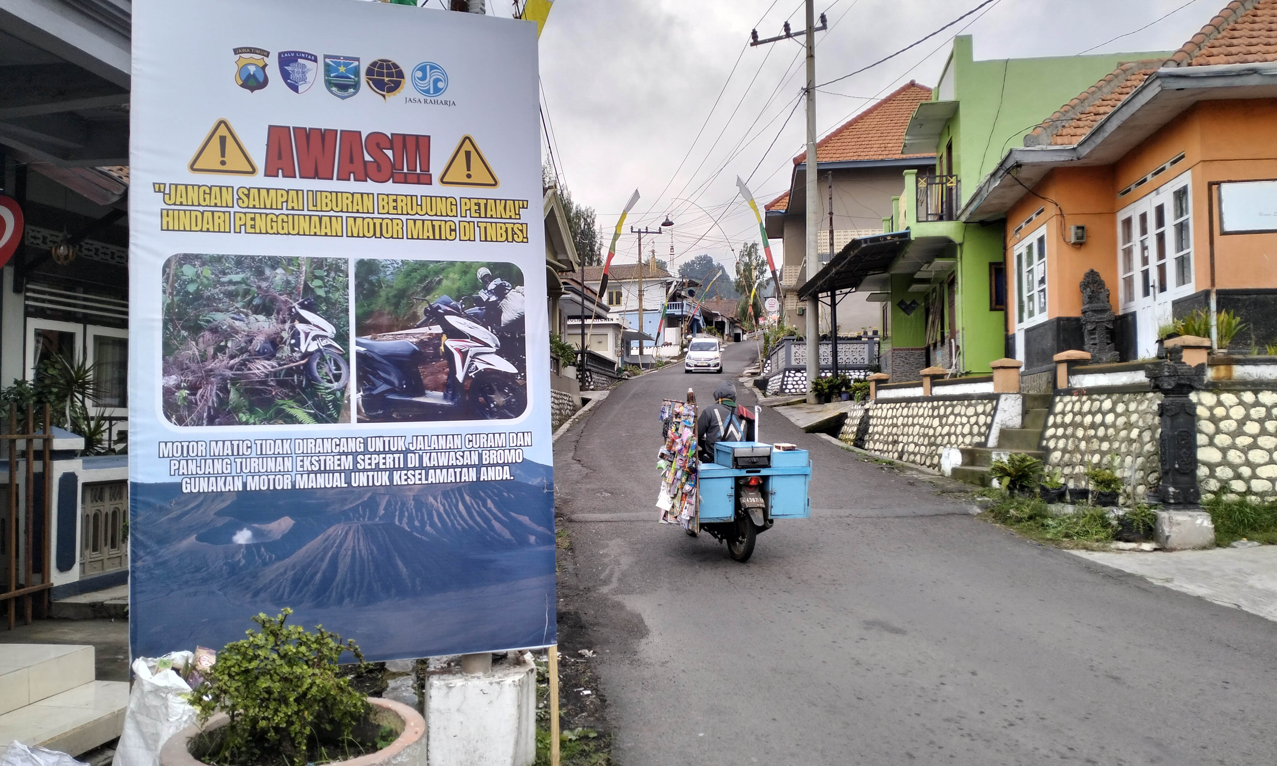 BERBAHAYA: Sebuah papan imbauan terpasang di ruas jalan menuju Gunung Bromo di Desa Ngadisari. Larangan penggunaan motor matik turut menjadi atensi Pemerintah Desa